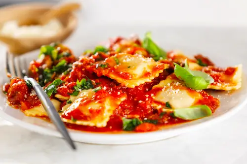 plat de raviolis sauce tomate